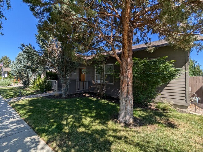 Building Photo - Gorgeous single-level 2x2 with an office\t...