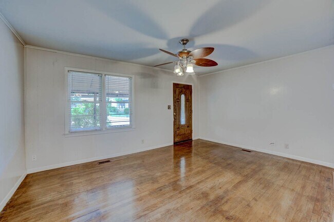 Building Photo - Beautiful 2 Bedroom 1 Bathroom Home