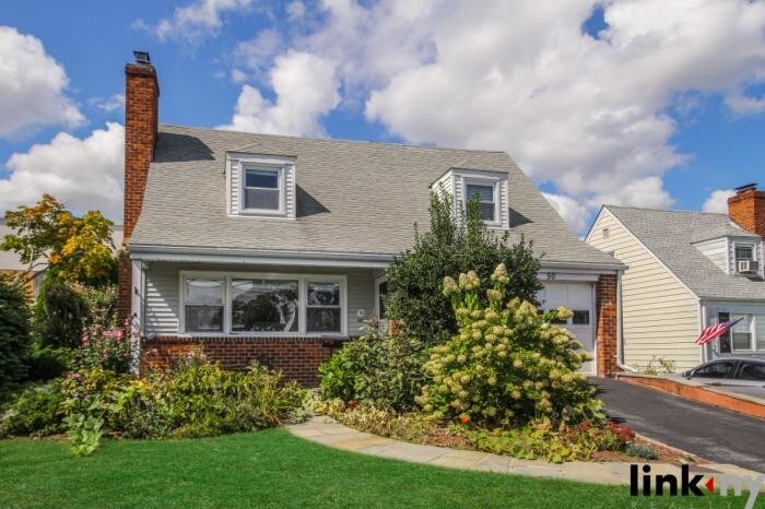 Primary Photo - 3 bedroom in EASTCHESTER NY 10709