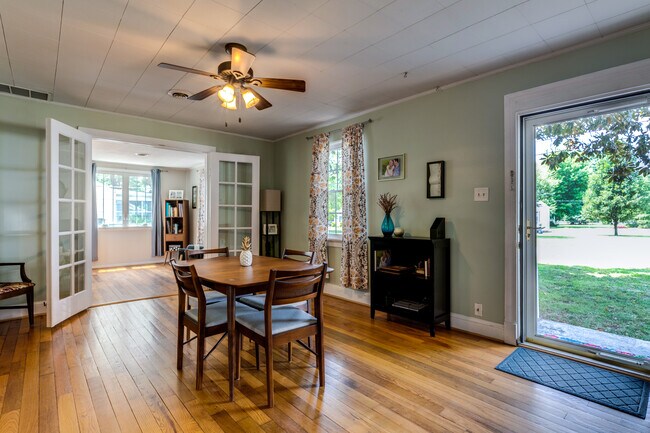 Building Photo - 2401 Salua Dr