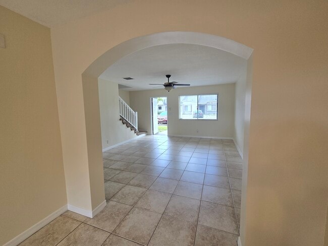 Building Photo - 703 Riverside Dr