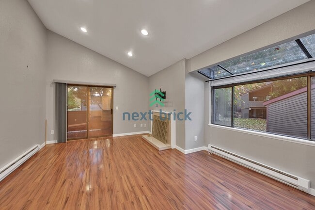 Foto del edificio - Beautifully Spacious Top-Floor Condo in th...