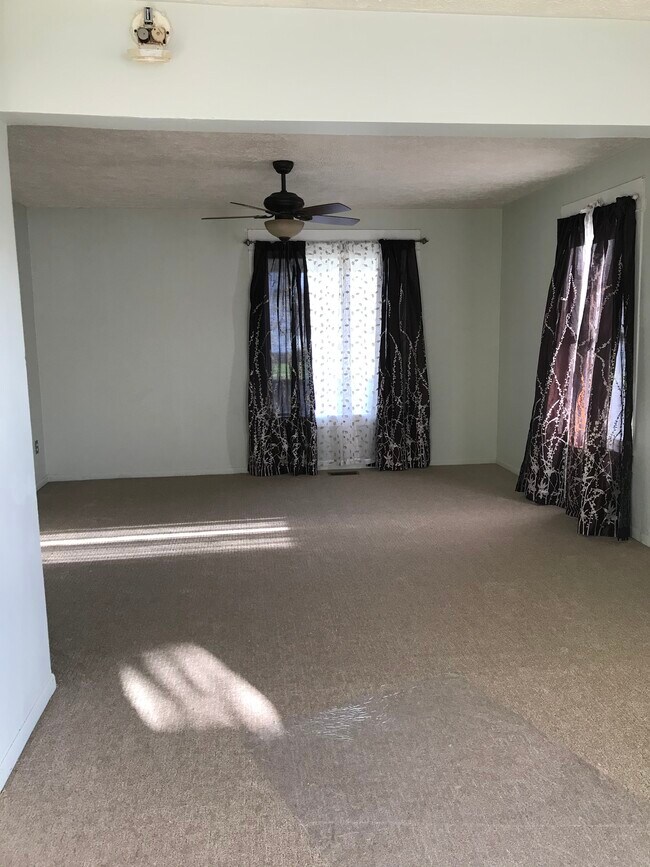 Sala de estar - 1301 Jerome St