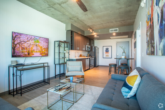 1BR, 1BA - 672 SF - The Gallery on Fifth