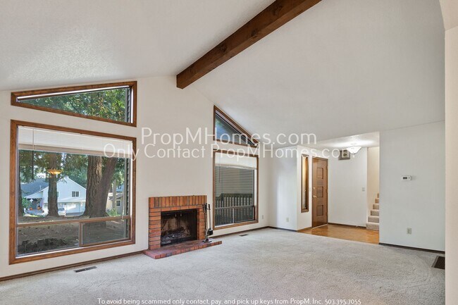 Foto del edificio - Spacious Tri-level Four Bedroom Home On Qu...