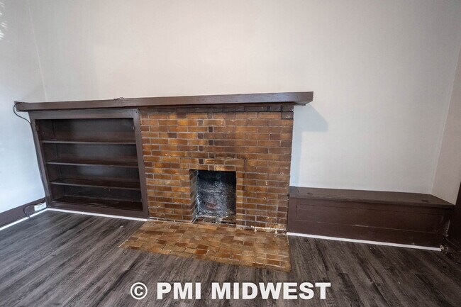 Foto del edificio - "Charming 3-Bed Duplex Retreat in Indianapolis – Spacious 1,318 Sq Ft with Modern Amenities!"