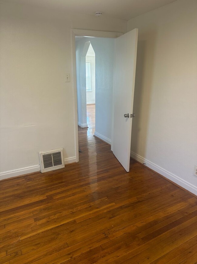 Building Photo - 1ST MONTHS RENT ONLY $1000 - 2 bed 1 bath ...