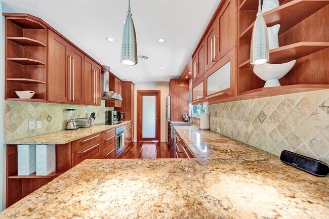 Building Photo - 3 br, 2.5 bath House - 2300 Middle River Dr