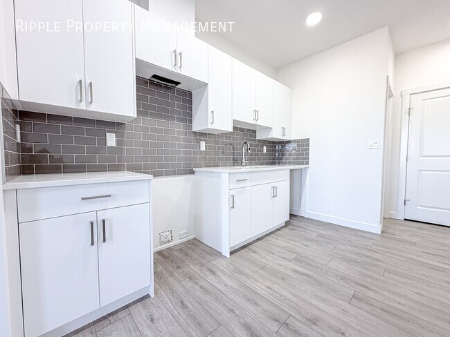 Building Photo - Modern 3 Beds, 2.5 Baths TownHouse | 2 Pet...