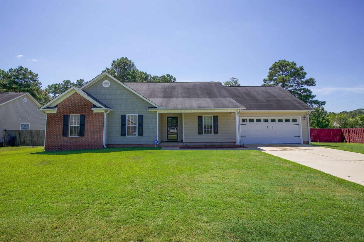 Primary Photo - Raeford! 4 br with a backyard!