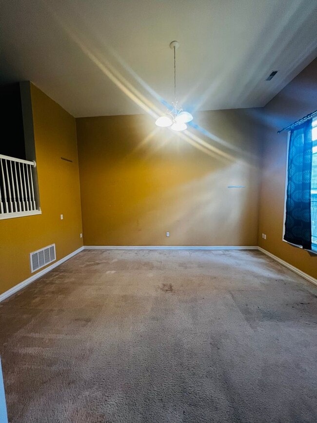 Building Photo - Charming Townhome, Prime Location, Cozy Li...