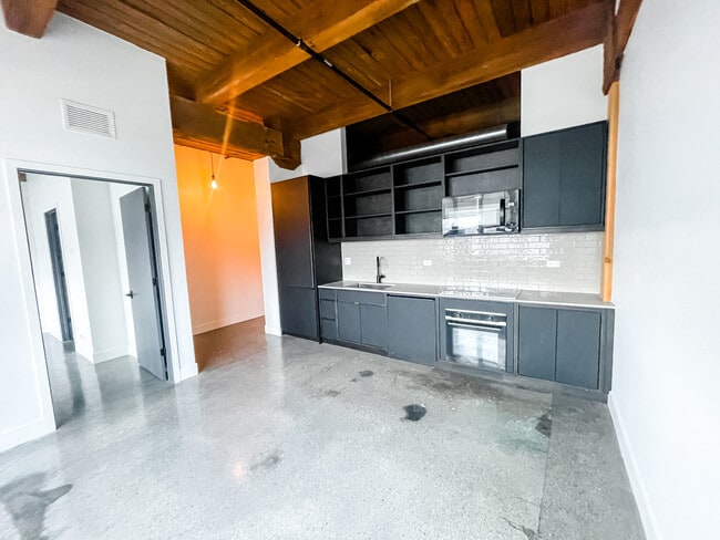 Building Photo - 2061 N Southport Ave