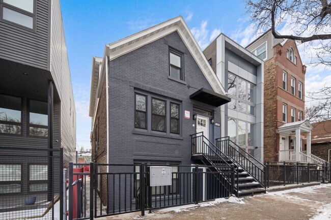 Building Photo - 1851 W Dickens Ave