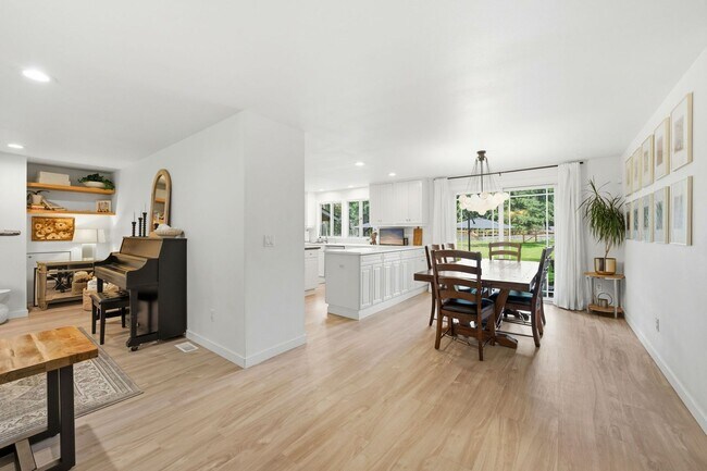 Foto del edificio - Gig Harbor farm home with great amenities - 5 bedroom 2 bath with garage and more - Available May...