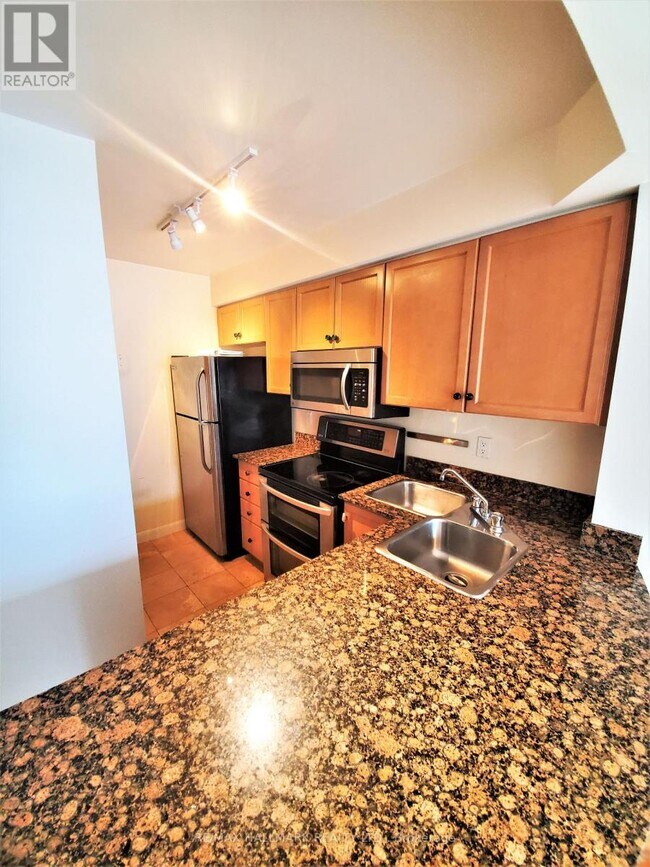 Building Photo - 313 Richmond St E