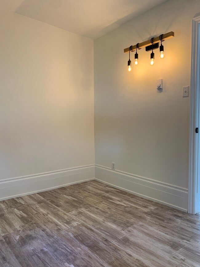 Building Photo - 724 William St