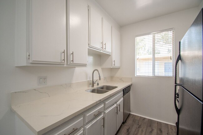 Foto del edificio - 4565 Hazeltine Ave