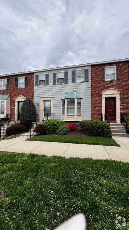 Building Photo - 4840 Chevy Chase Dr