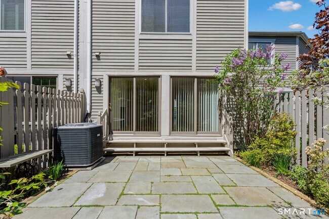Foto del edificio - 33 Strathmore Ln