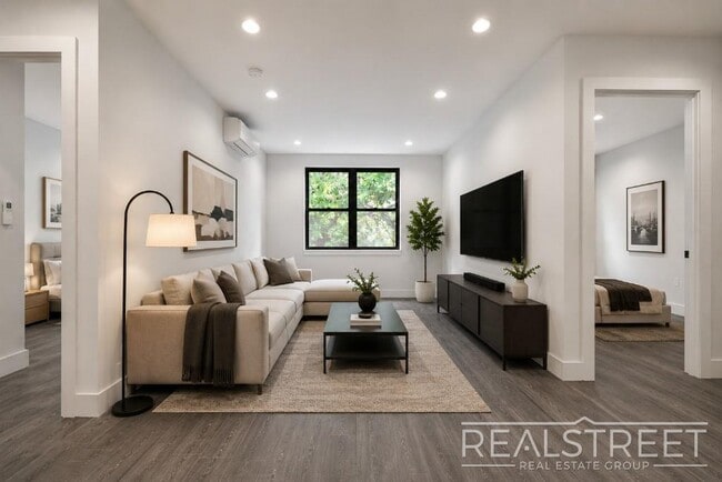 Building Photo - Grand Spacious 2 Bed in Prime Crown Heights
