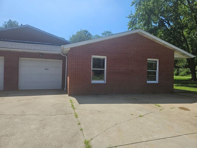 Building Photo - 2 Bedroom 1.5 Bath Ravenna Ohio