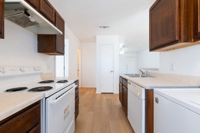 Foto del edificio - HUD / SECTION 8 ACCEPTED - RENT REDUCTION & RENT SPECIAL
