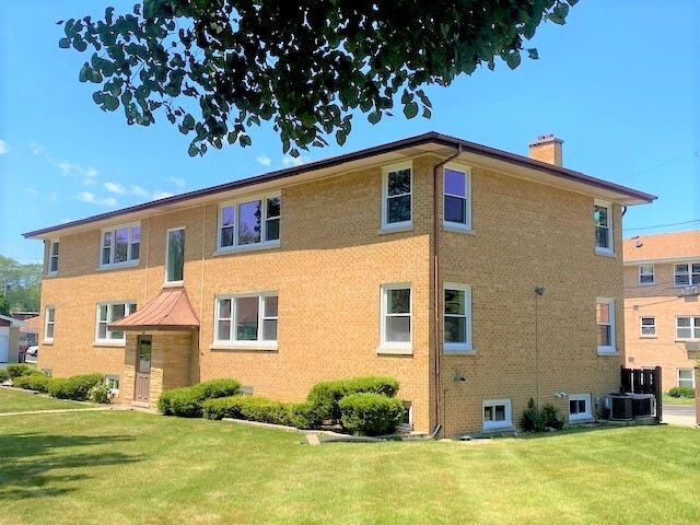 Building Photo - 736 E Division St