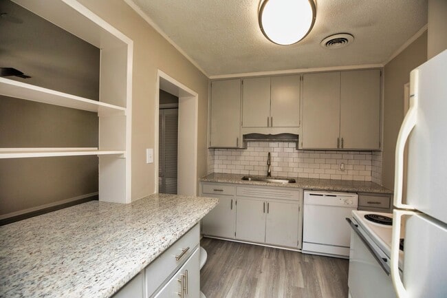 Building Photo - ** 3 bed 2 bath located in Forrest Hills ** Call 334-366-9198 to schedule a self showing