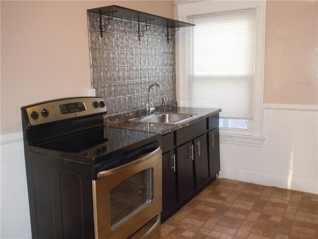 Building Photo - 2 Whalin St