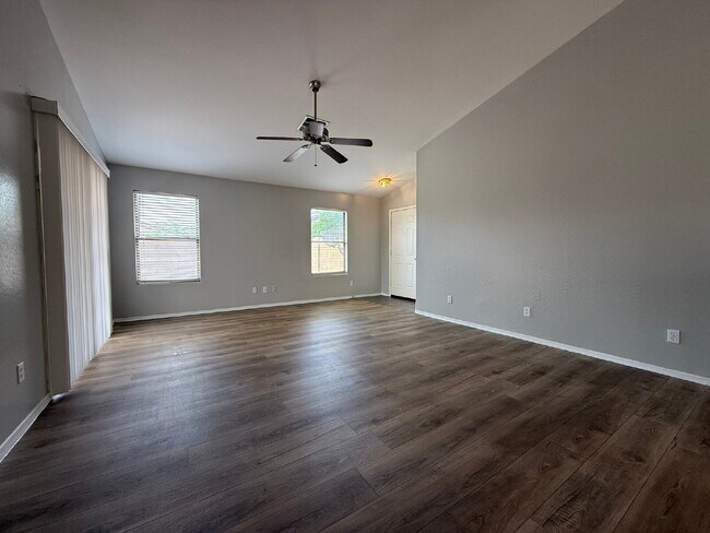Foto del edificio - Spacious 4-Bedroom Home with Large Backyar...