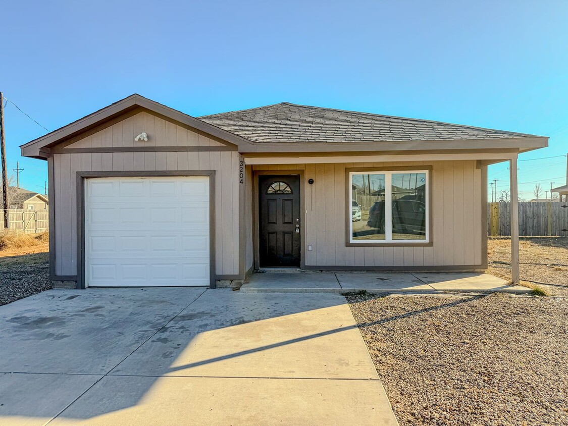 Foto principal - 3 Bedroom Home In East Lubbock!