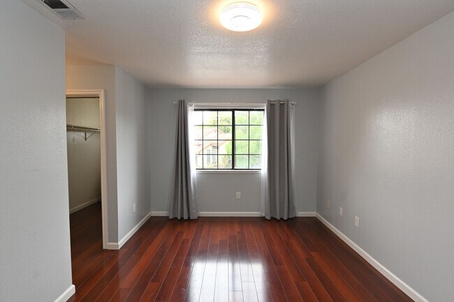 Building Photo - 930 Alexis Ct