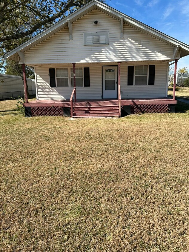 Primary Photo - Nice 2 or 3 bedroom with covered front porch.