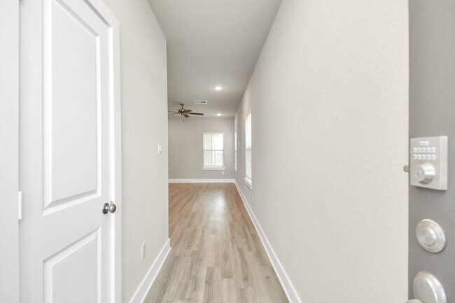 Foto del edificio - Welcome to the Sage — Spacious Style, Effortless Elegance.
