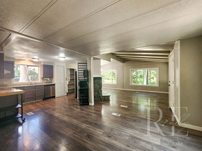Building Photo - Updated Country-style Secluded Home
