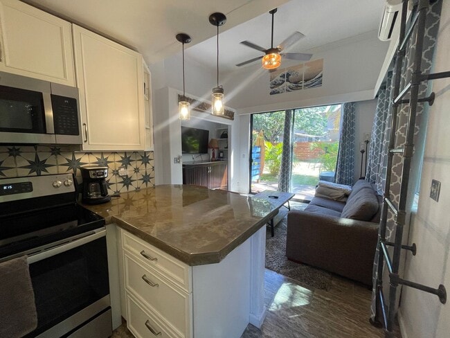 Building Photo - Furnished Napili One Bedroom + Loft
