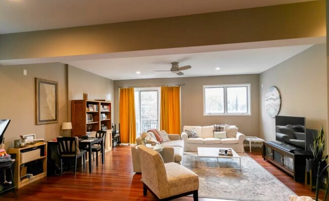 living room - 1616 N Western Ave