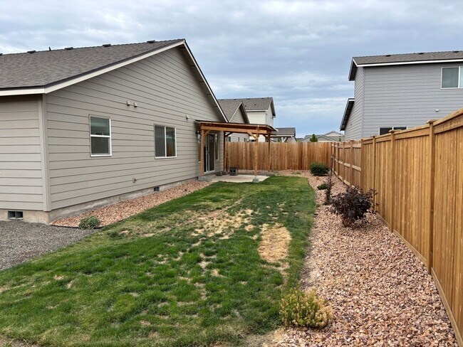 Building Photo - Newer Home in Redmond with Large Fenced Ba...