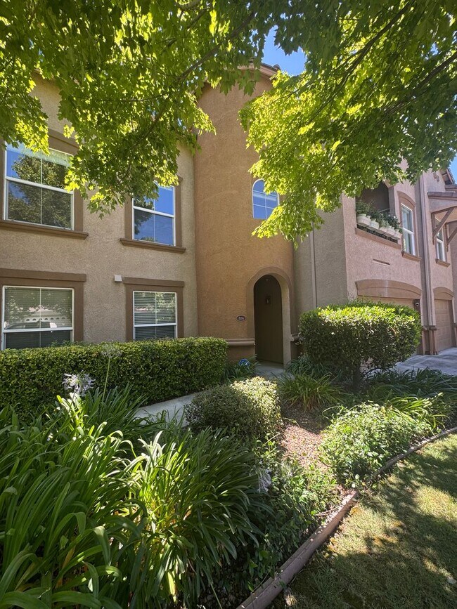 Building Photo - 5350 Dunlay Dr