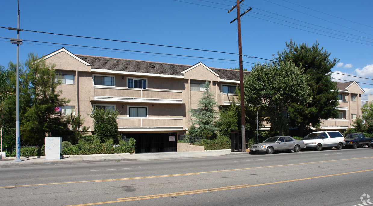 Building Photo - 12535 Oxnard Street