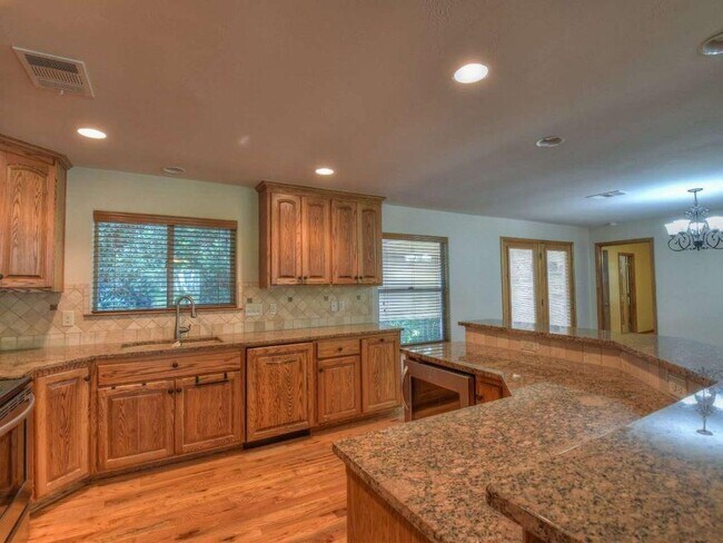 Building Photo - 420 7th St