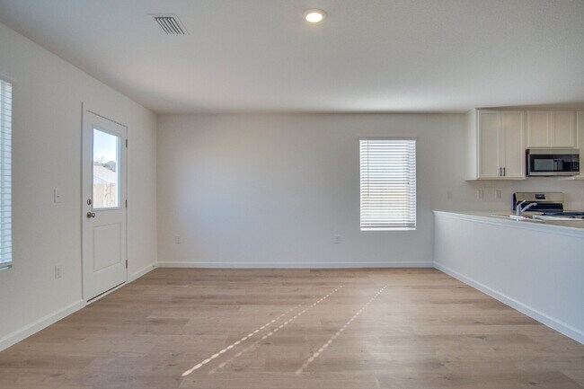 Foto del edificio - 4-Bedroom Eagles Ridge Rental with Open Floor Plan & Internet Included