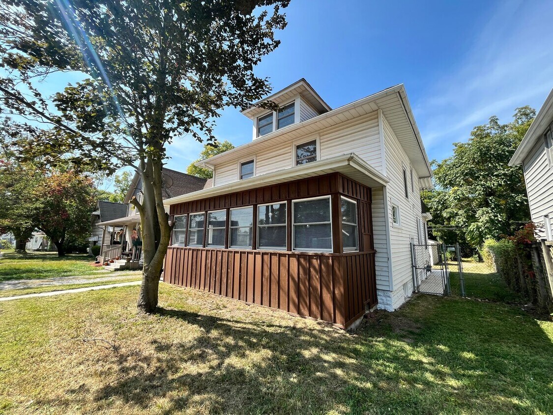 Primary Photo - 3320 Broadway- Beautiful Four Bedroom Home!