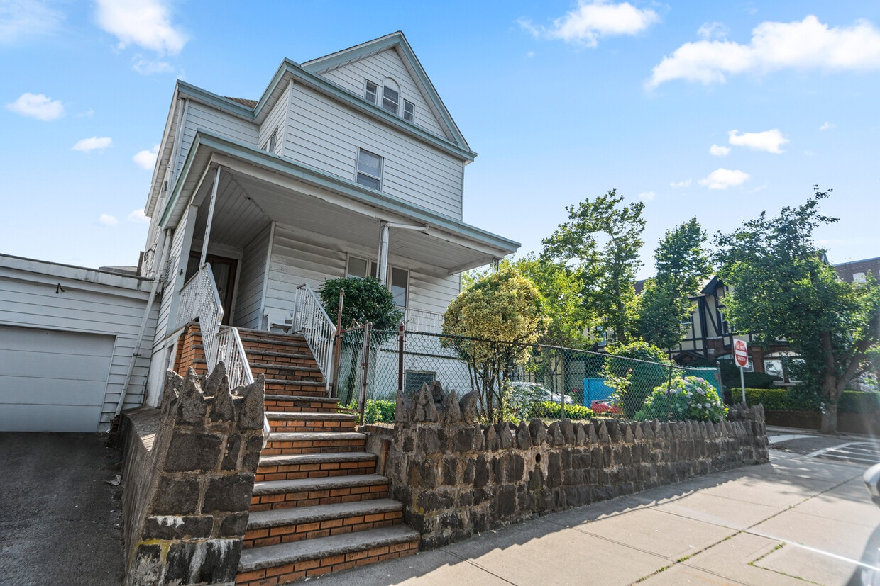 757777 Highwood Terrace, Weehawken, NJ 07086 Room for Rent in