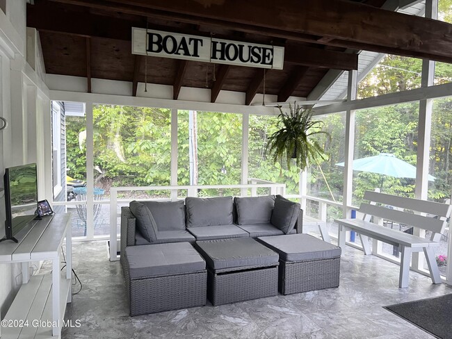 Foto del edificio - 422 Paradise Point Rd