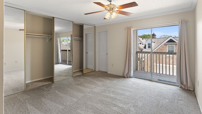 Building Photo - 2 Bedroom Upstairs Condo - Community Pool