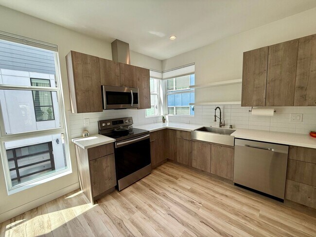 Building Photo - Beacon Hill Townhome