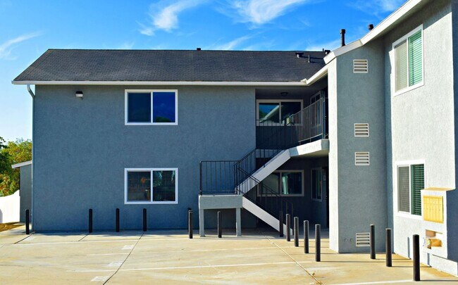 Foto del edificio - 2BR, 1BA Apartment Unit - Open Floor Plan, No Carpet , Double Pane Windows, and 1 Assigned Parkin...