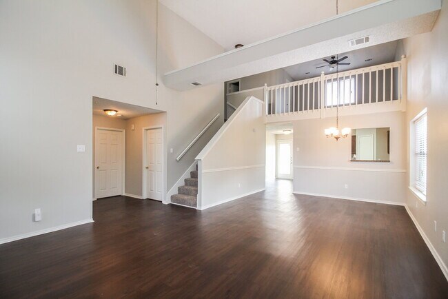 Foto del edificio - 819 Mayfield Dr
