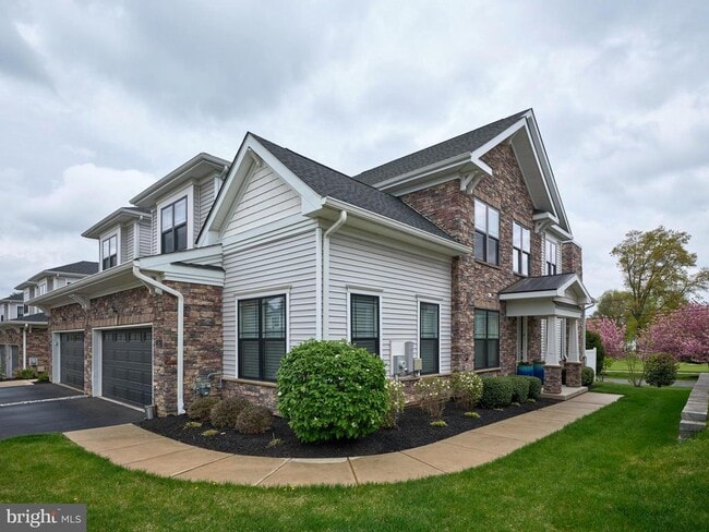 Building Photo - 14 Dogleg Ln
